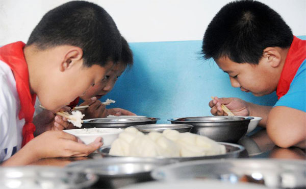 學(xué)生營養(yǎng)餐配送變成了“問題餐”誰來負責(zé)？